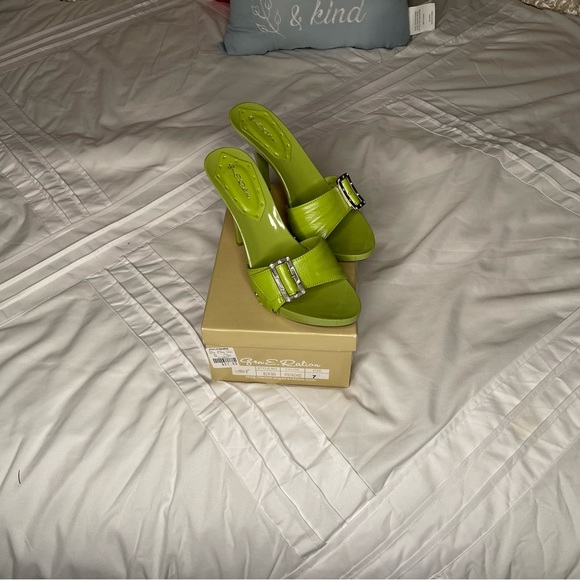 This Gorgeous genE Ration Ladies shoes - Picture 2 of 5